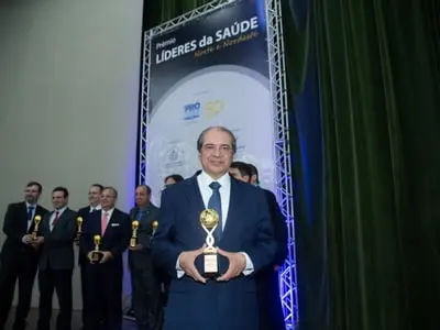 Roberto Sá Menezes é premiado como personalidade do ano Norte Nordeste