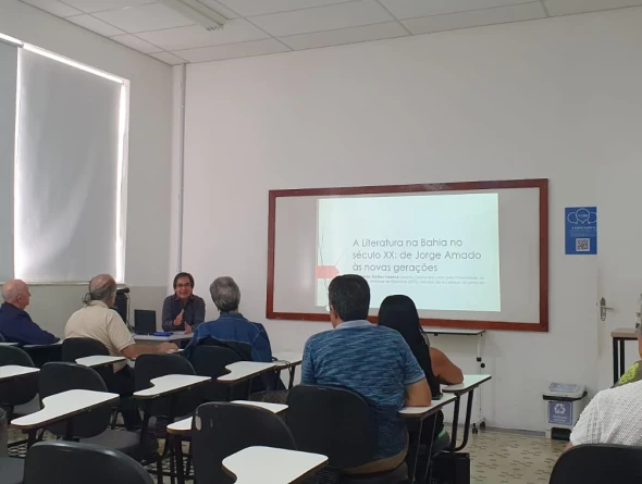 Palestra sobre a literatura é realizada na Faculdade Santa Casa