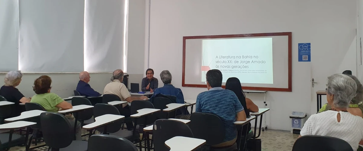 Palestra sobre a literatura é realizada na Faculdade Santa Casa